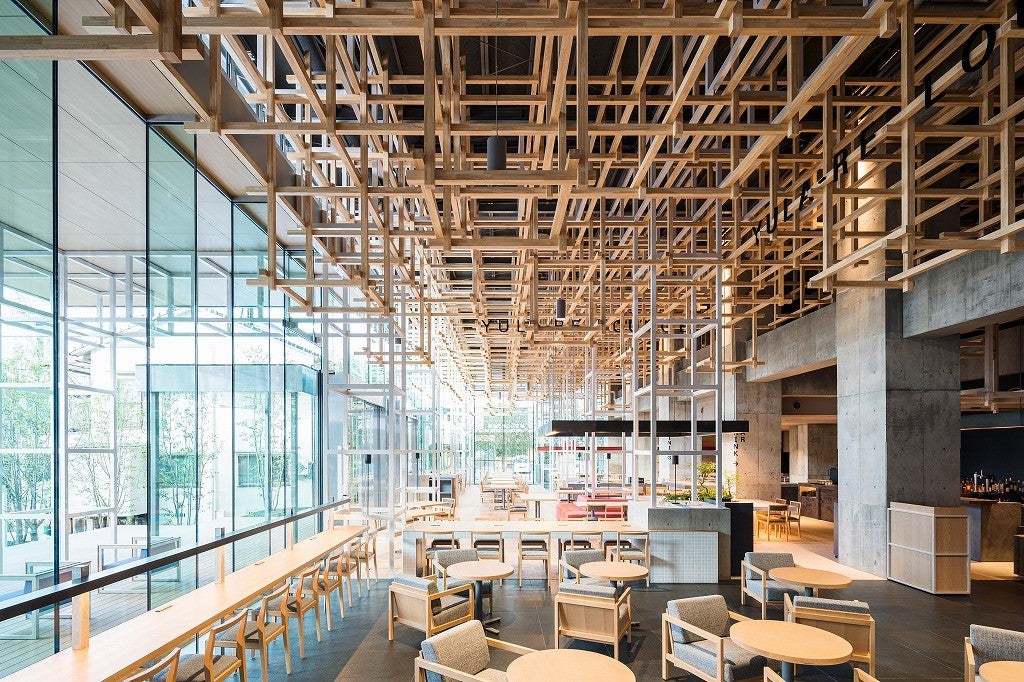 「アマネク別府ゆらり」「アマネクイン別府」温泉インフィニティプールや宿泊者用ライブラリー併設