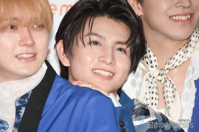 ユーキの肩にはまるハル(C)モデルプレス