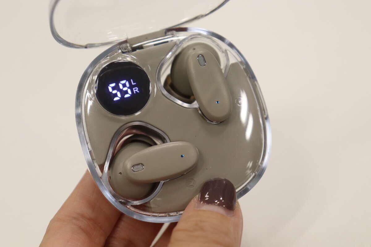 ダイソーのニュアンスカラーのおしゃれなワイヤレスイヤホン