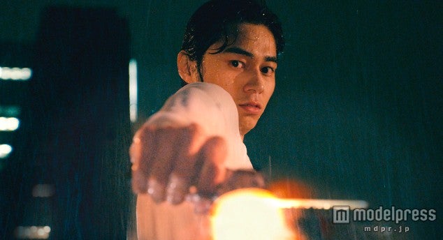 激しい銃撃戦を披露する東出昌大／（C）2015　映画『GONIN サーガ』製作委員会