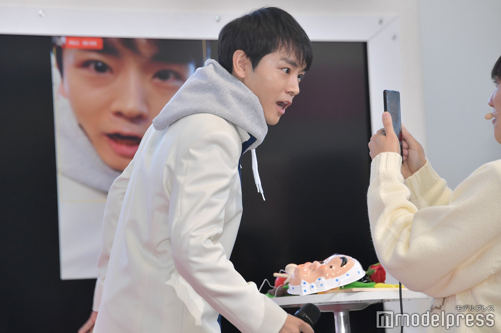 メンチを切る泉澤祐希（C）モデルプレス