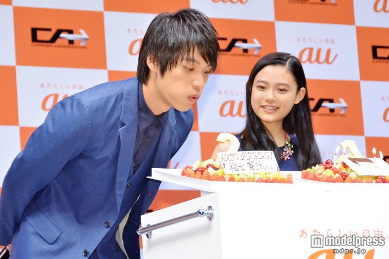 バースデーケーキのロウソクの火を消す福士蒼汰