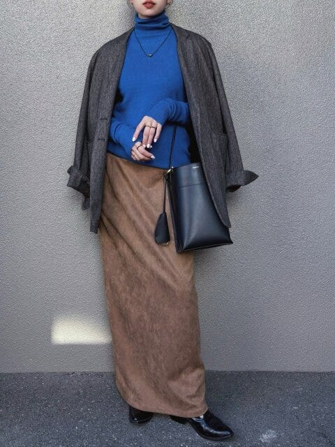 2025冬大人女性おすすめブルータートルネックコーデ