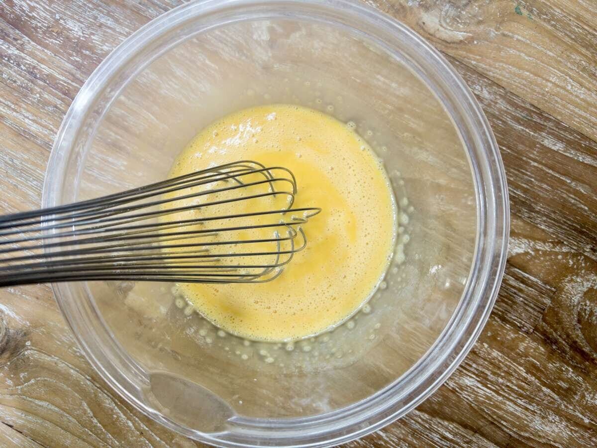 ボウルに卵を割り入れてホイッパーで攪拌