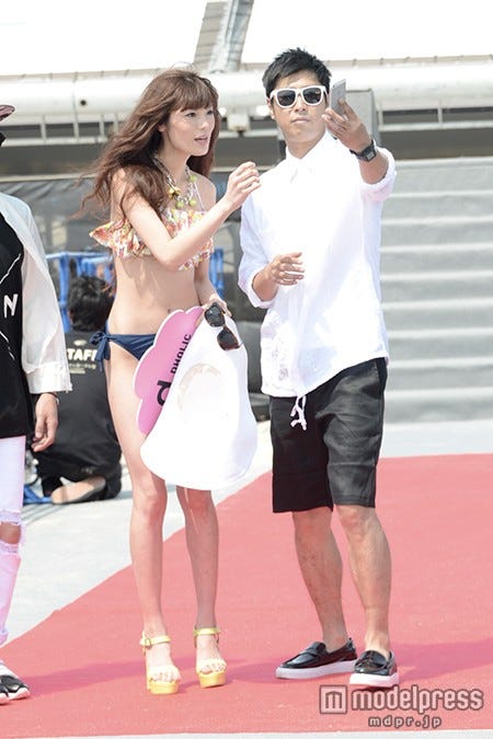 ステージ上ではセルフィーも/(左から)島袋聖南、パンサー・尾形貴弘