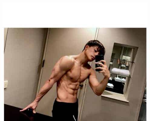 GENERATIONS白濱亜嵐、上裸ショットで驚異の肉体公開「もはや8パック」「超サイヤ人並み」