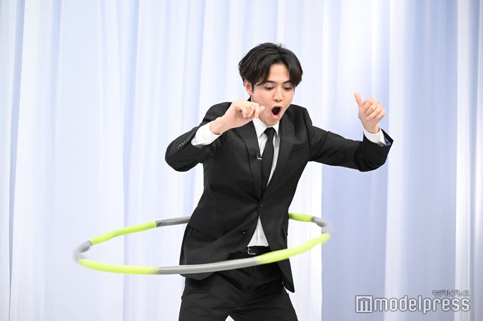 フラフープに挑戦する片寄涼太(C)モデルプレス