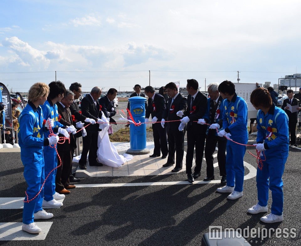 「青い丸型郵便ポスト」の設置・除幕式典の様子