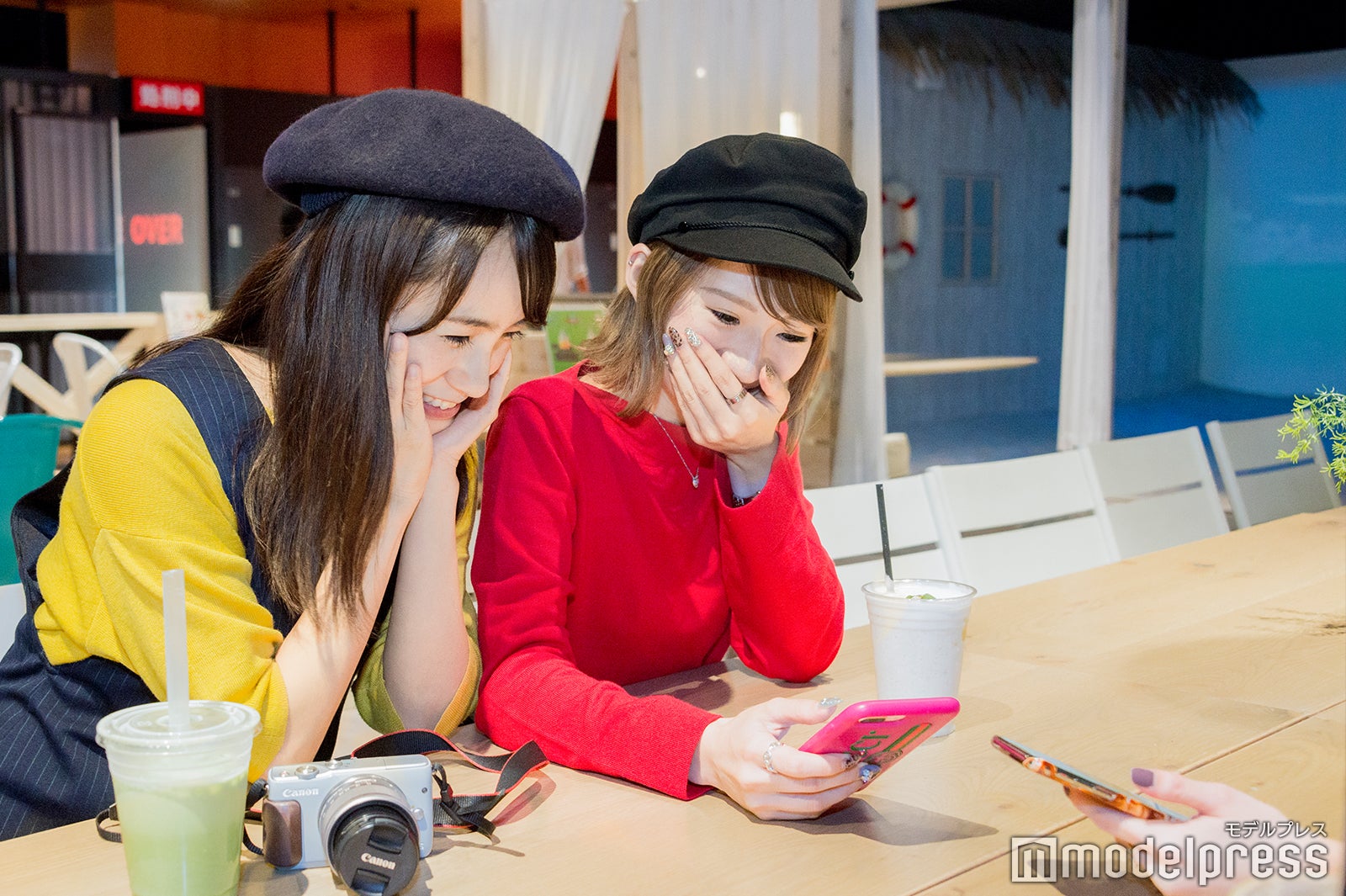 撮影してもらった写真を見て思わず笑ってしまう菊田さん（C）モデルプレス