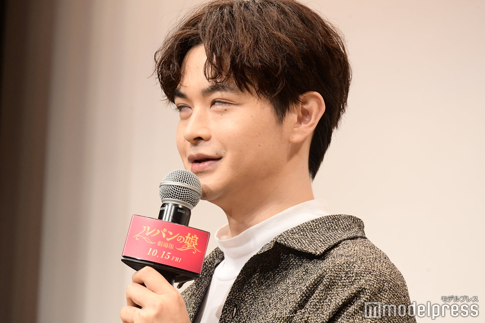 劇中の白目シーンを再現する瀬戸康史 （C）モデルプレス