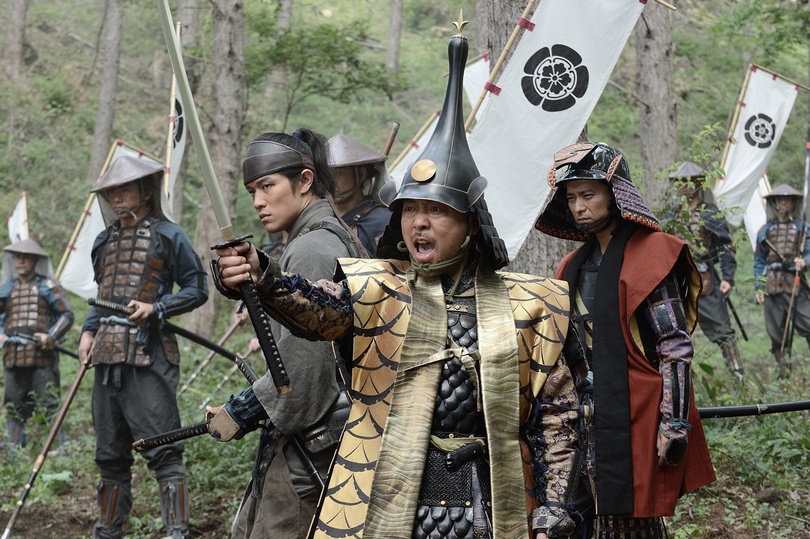 鈴木亮平、マキタスポーツ（C）2017映画「忍びの国」製作委員会