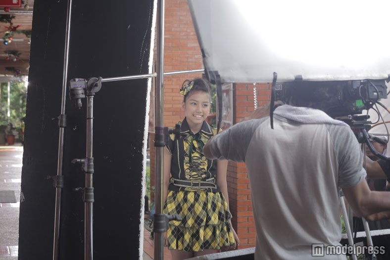 JKT48（ミュージックビデオ「Heavy Rotation」メイキングカット）