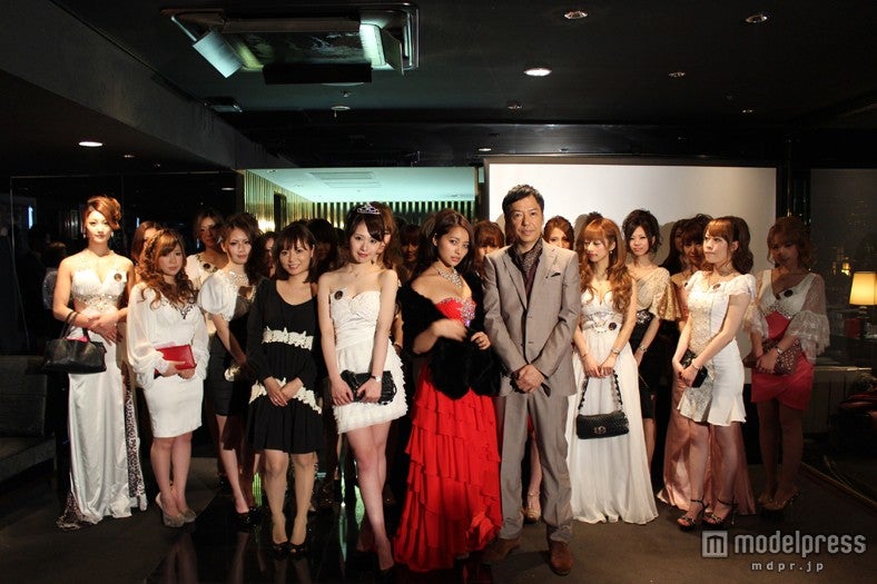 「伝説のキャバ嬢総選挙」最終選考者（前左から）立花胡桃、茜まなみさん、水崎綾女、板尾創路