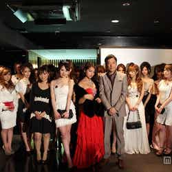 「伝説のキャバ嬢総選挙」最終選考者(前左から)立花胡桃、茜まなみさん、水崎綾女、板尾創路