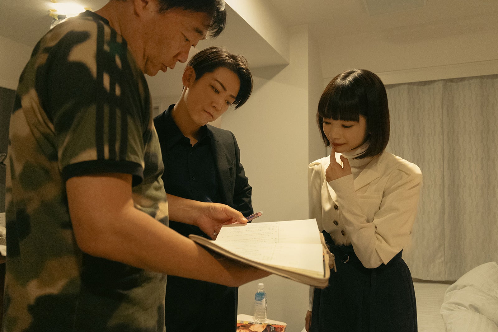 亀梨和也、見上愛（C）WOWOW