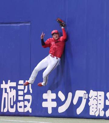 広島・名原の躍進続く プロ初出場から3戦連続複数安打 難敵・高橋宏斗から快音重ねて反撃の起点に 守備でもジャンピング好捕