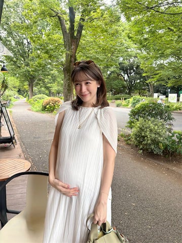 第1子妊娠中の藤井サチ、ふっくらお腹の白ワンピ姿を公開「だいぶ大きくなりました」