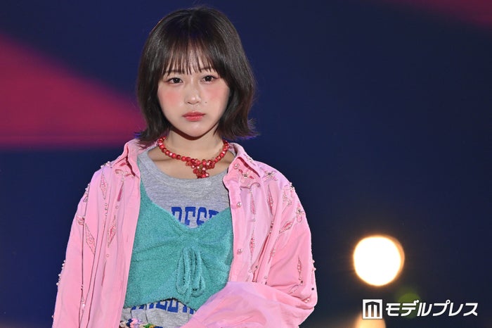 なえなの、ミニスカでほっそり美脚輝く 濃いめチークで雰囲気ガラリ【GirlsAward 2024 S／S】