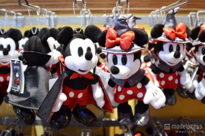 ヴァンパイアに仮装したミッキーと魔女に仮装したミニー/東京ディズニーランド&東京ディズニーシーの両パーク