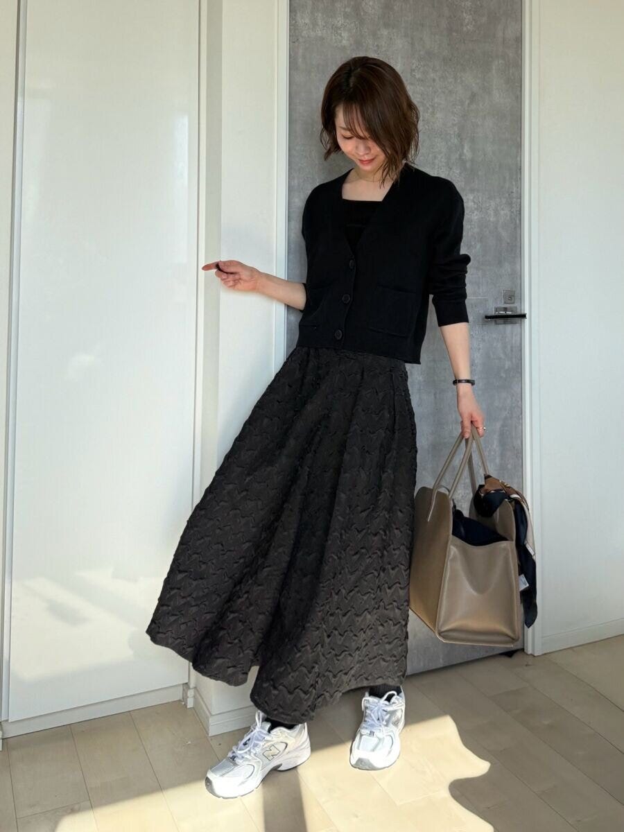 ユニクロスムースコットンVネックショートカーディガンのボリュームスカートコーデ
