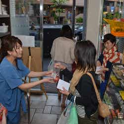 ファンと交流するSHIORI