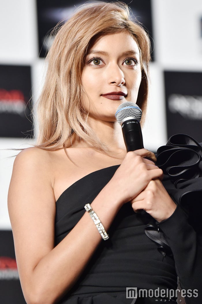 ローラ 城田優 ベッキー 三浦翔平ら集結 ワンオクtakaが豪華すぎる森進一家新年会を報告 モデルプレス