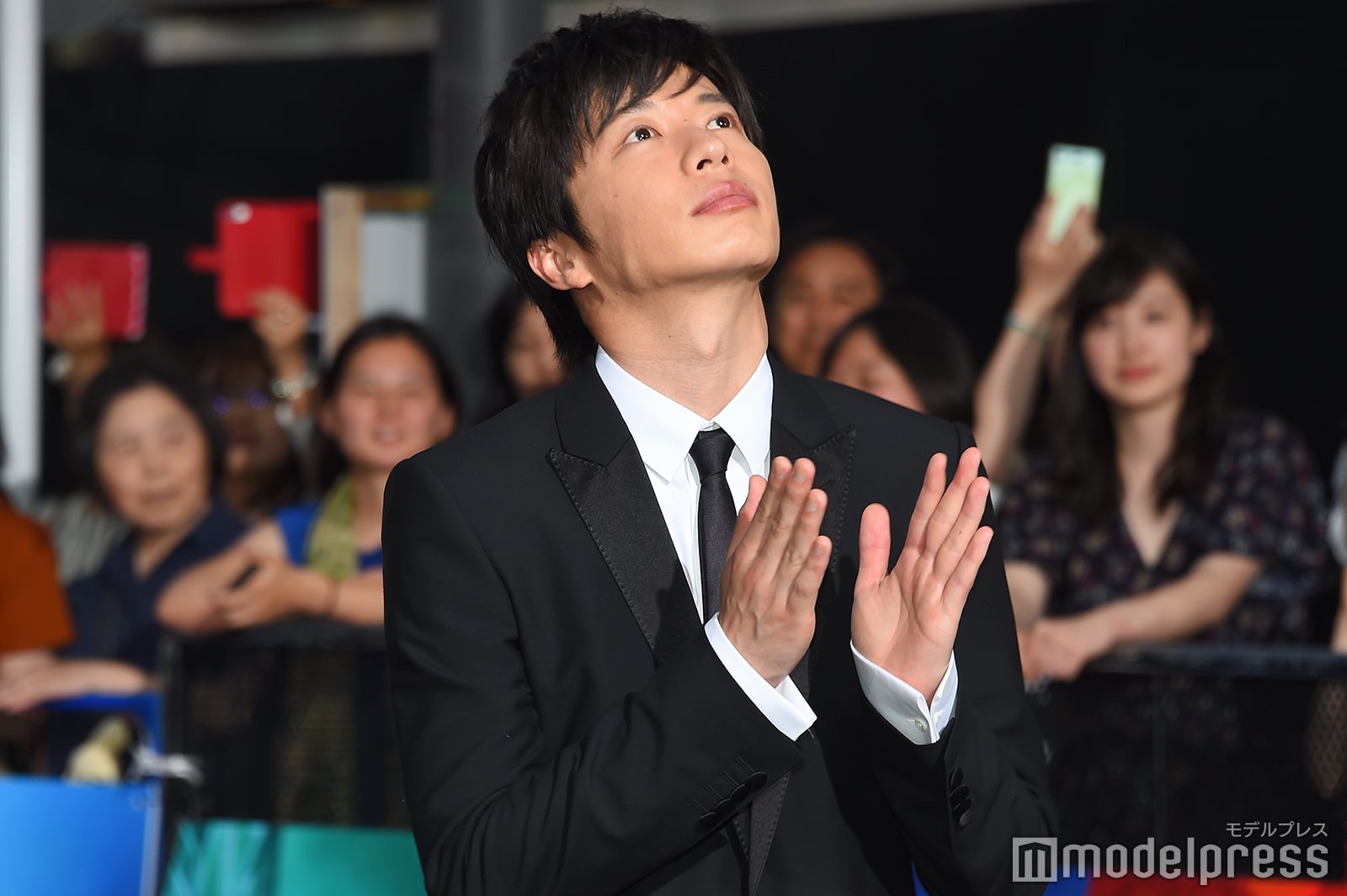 新宿ビル屋上にあるゴジラヘッドを何度も見上げる田中圭（C）モデルプレス