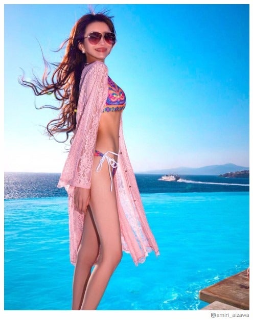 愛沢えみり、スラリ美脚際立つSEXY水着ショットに反響「圧巻のスタイル」