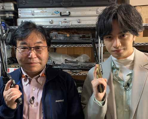 Sexy Zone中島健人、ガンアクションを体験 大先輩・岡田准一が使用した銃に「熱を感じた」
