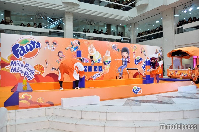 曙太郎（写真左）と巨大版エアホッケーで対戦した（写真右）きゃりーぱみゅぱみゅ