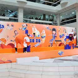 曙太郎(写真左)と巨大版エアホッケーで対戦した(写真右)きゃりーぱみゅぱみゅ