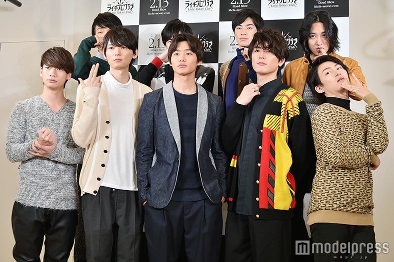 それぞれの役柄のポーズでフォトセッション（C）モデルプレス