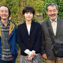 20歳差カップルを演じる（左から）リリー・フランキー、上野樹里と、父・藤竜也（右）／（C）2015「お父さんと伊藤さん」製作委員会