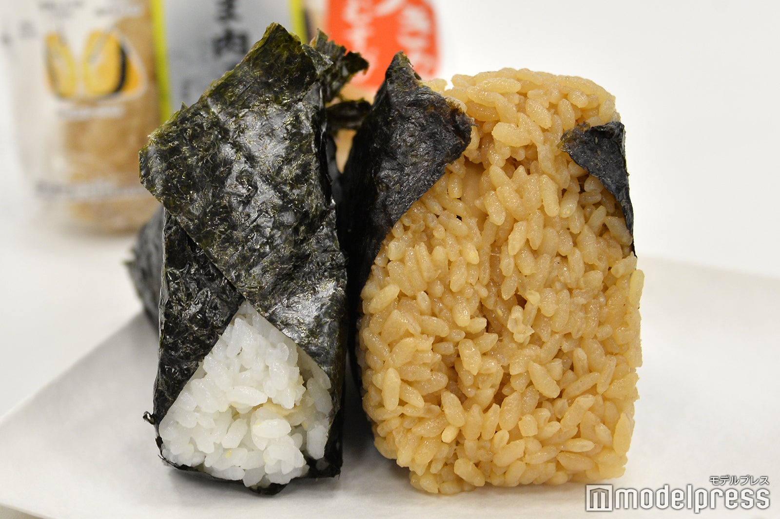 一般的なサイズのおにぎりと比べて厚みの違いが一目瞭然（C）モデルプレス