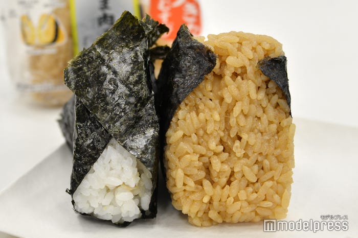 一般的なサイズのおにぎりと比べて厚みの違いが一目瞭然(C)モデルプレス