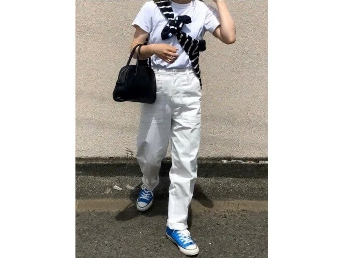 大きめポケットの付いたワークテイストなパンツをアクセントに　出典：WEAR