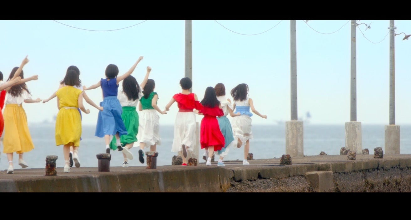 HKT48の10枚目のシングル「キスは待つしかないのでしょうか？」MVより（C）AKS