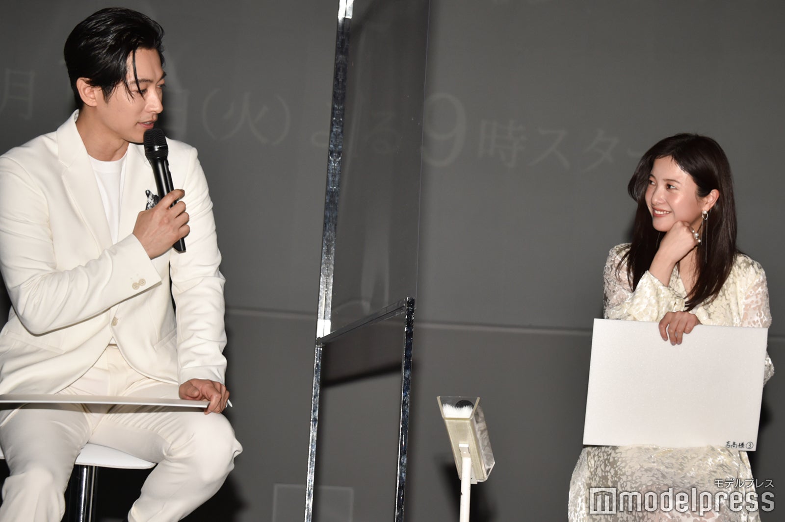 「遺品整理でこれだけは絶対に見られたくないもの」の自分の回答を頑なに見せず話を逸らすディーン・フジオカ （C）モデルプレス