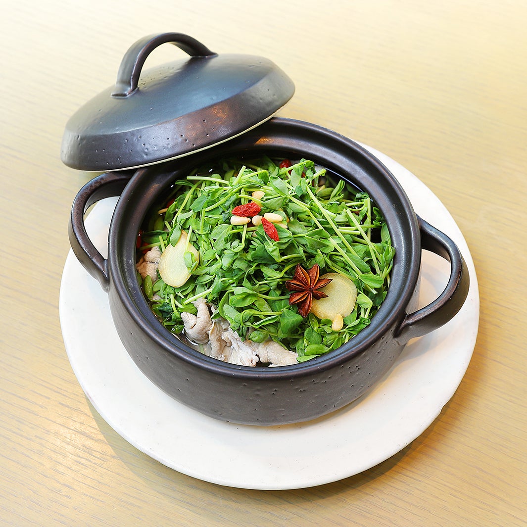 豆苗と生姜　六白黒豚の薬膳風“温活”デトックススープ鍋　1,380円（税抜）／画像提供：マッシュホールディングス