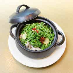 豆苗と生姜 六白黒豚の薬膳風“温活”デトックススープ鍋 1,380円(税抜)/画像提供:マッシュホールディングス