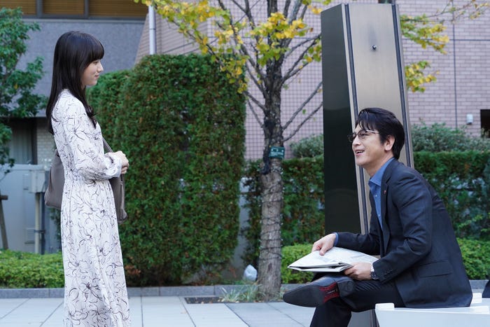 清原果耶、及川光博 「invert 城塚翡翠 倒叙集」第1話より(C)日本テレビ