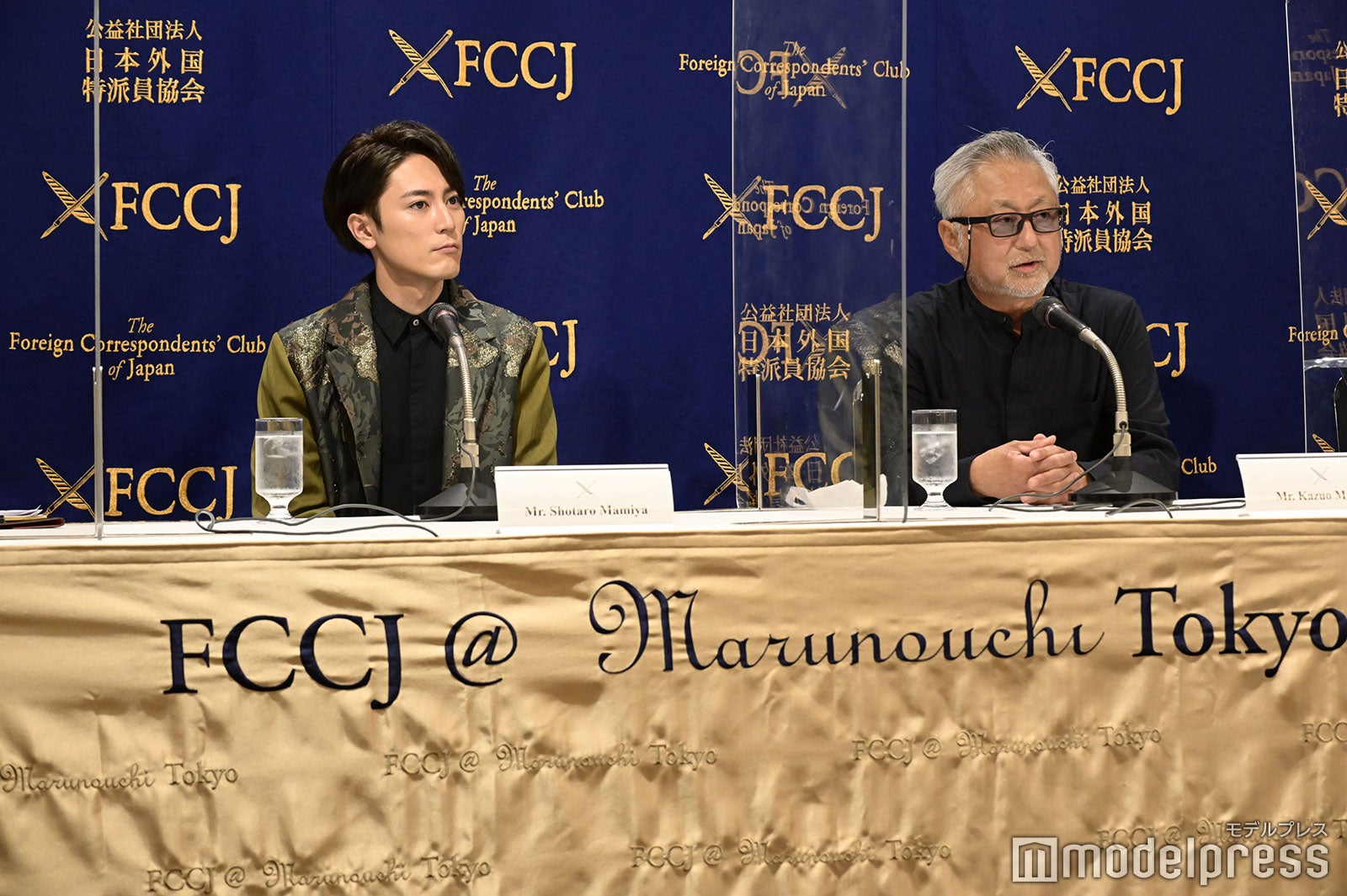 （左から）間宮祥太朗、前田和男監督（C）モデルプレス