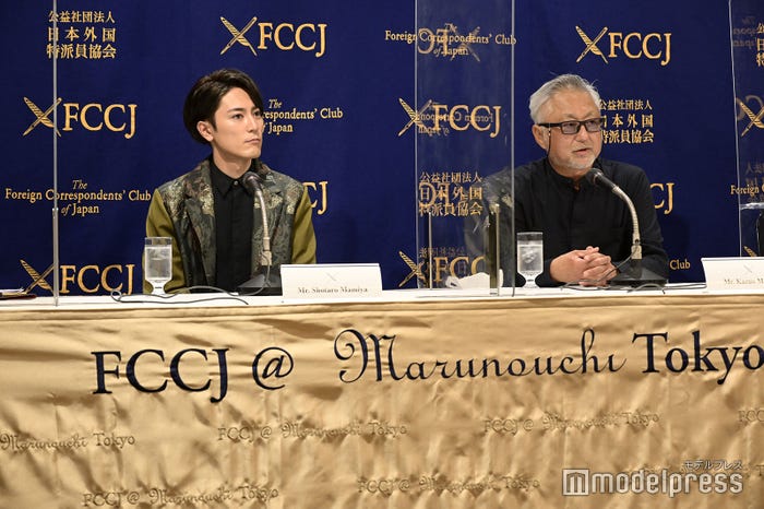 (左から)間宮祥太朗、前田和男監督(C)モデルプレス
