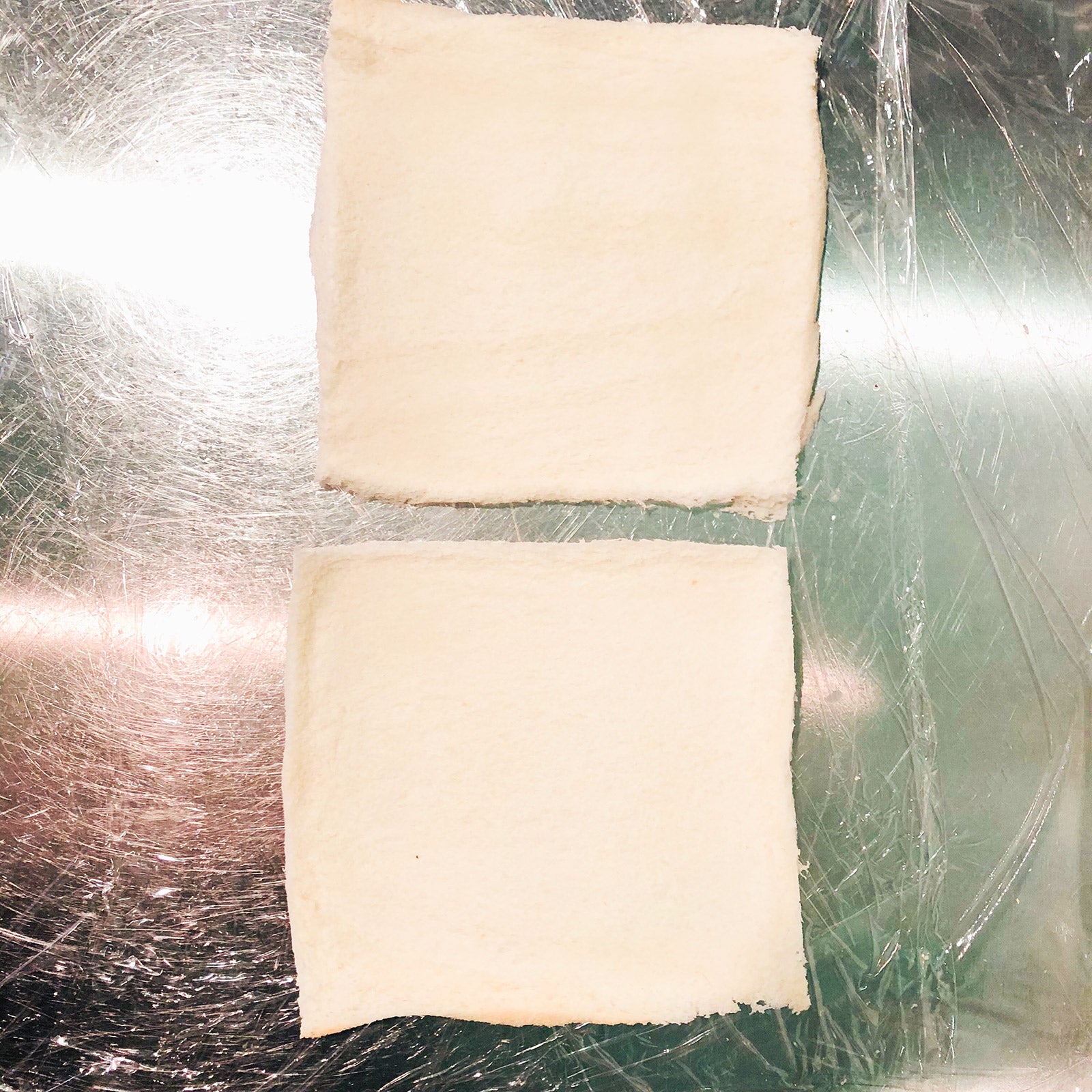 手順1：食パンは耳を切り、綿棒で1周りの大きさくらいまで薄くのばす／画像提供：柏原歩