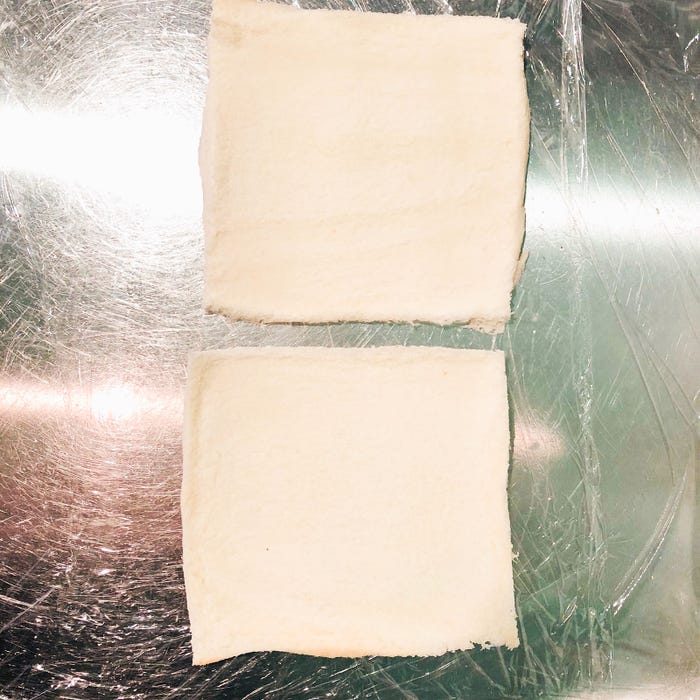 手順1:食パンは耳を切り、綿棒で1周りの大きさくらいまで薄くのばす/画像提供:柏原歩