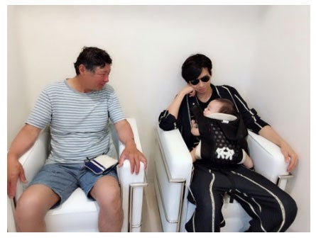 アレクの父親と愛息子を抱くアレク／アレクサンダーオフィシャルブログ（Ameba）より