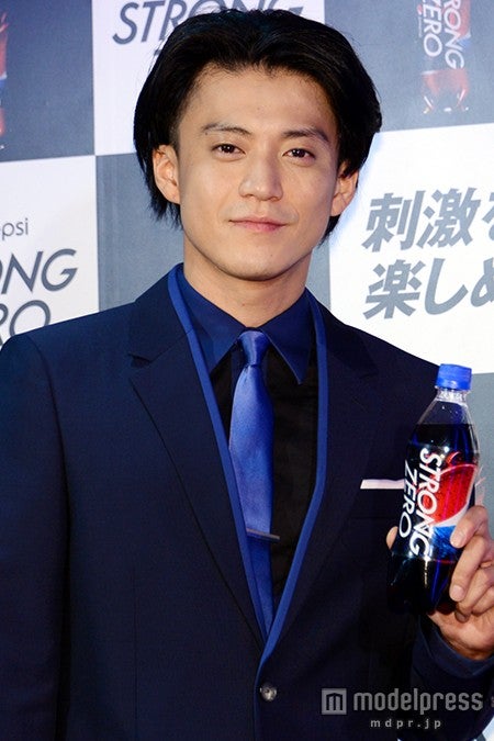 小栗旬、アクシデントに苦笑「汗かいちゃった」