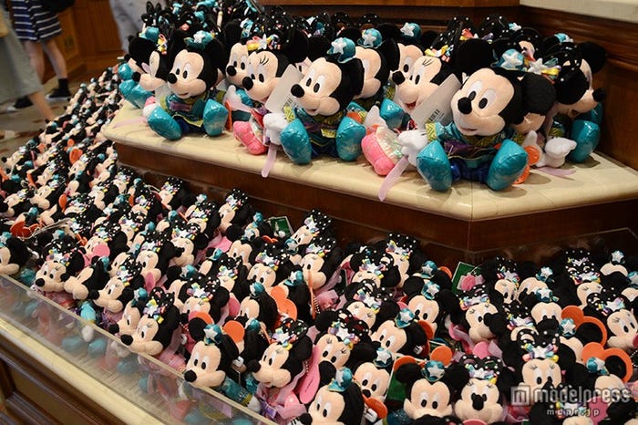 ミッキー&ミニーのぬいぐるみがズラリ