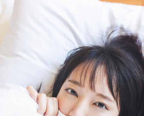 吉岡里帆、ベッドシーン・海で美ボディ披露 Wアニバーサリー写真集「日日」先行カット&特典解禁