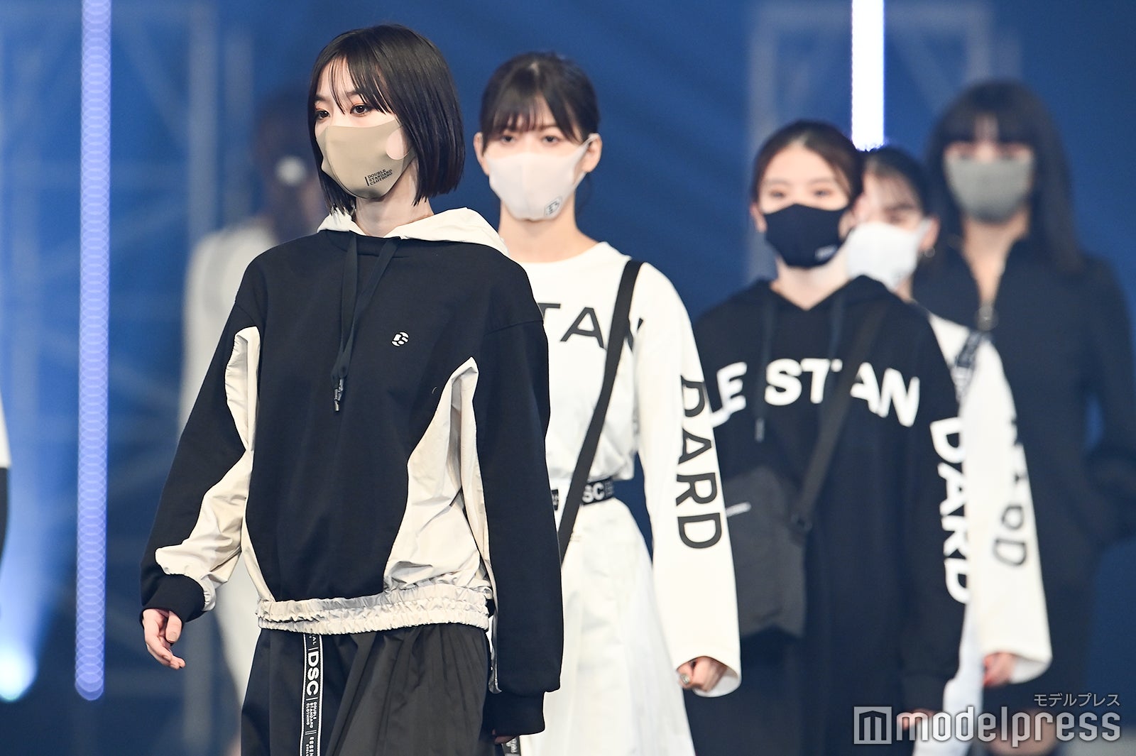 マスクで登場したモデルたち（C）モデルプレス